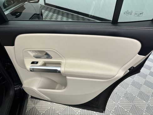 Used 2023 Mercedes-Benz GLB 250 4MATIC w/ Premium Package image 17