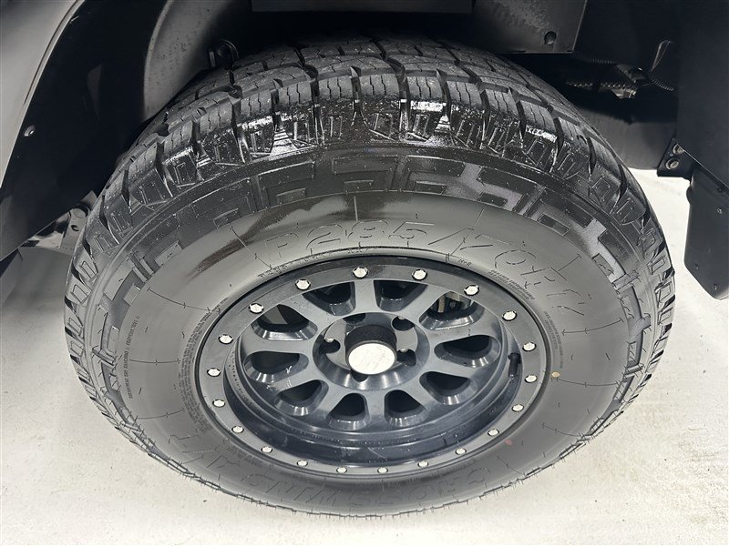 Used 2018 Jeep Wrangler Sahara w/ Connectivity Group AWD/4WD image 16