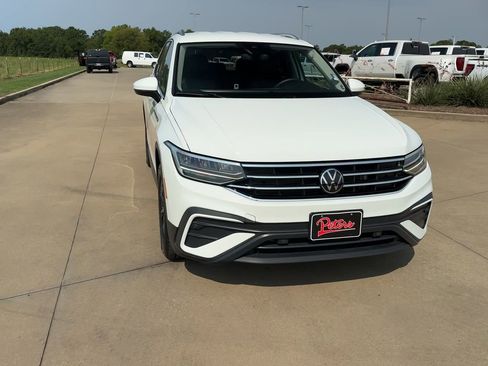 Used 2024 Volkswagen Tiguan SE image 3
