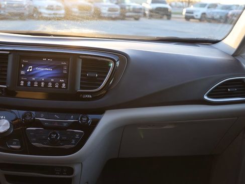 Used 2019 Chrysler Pacifica Touring-L image 24