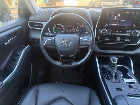 Used 2021 Toyota Highlander XLE AWD/4WD image 18