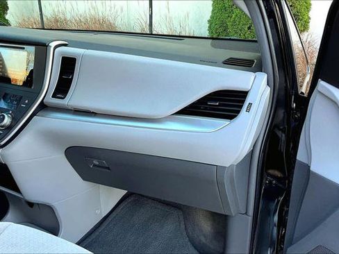 Certified 2017 Toyota Sienna LE image 18