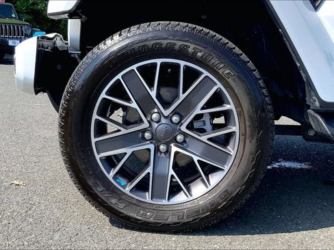 Used 2023 Jeep Wrangler Unlimited Sahara AWD/4WD image 7
