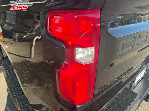 Used 2021 Chevrolet Silverado 1500 LT Trail Boss w/ LPO, Dark Essentials Package AWD/4WD image 27