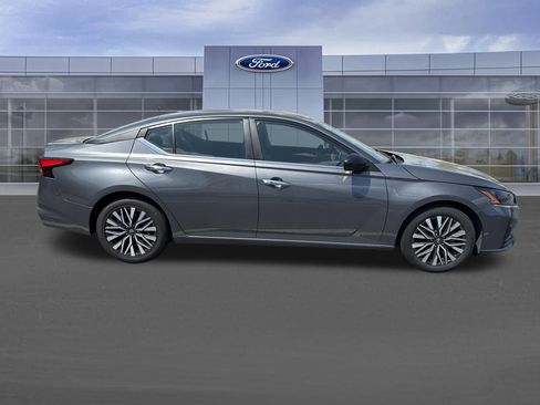 Used 2025 Nissan Altima 2.5 SV image 9