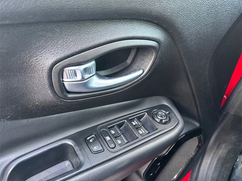 Used 2017 Jeep Renegade Altitude image 14