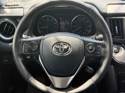 Used 2018 Toyota RAV4 Limited FWD image 19