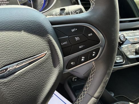 Used 2025 Chrysler Pacifica Select FWD image 25