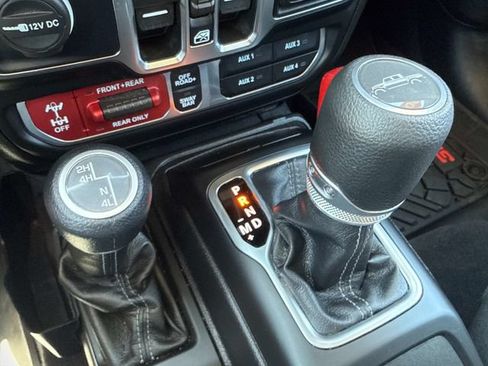 Used 2025 Jeep Gladiator Rubicon w/ Convenience Group AWD/4WD image 32