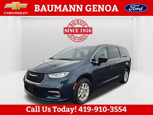Used 2023 Chrysler Pacifica Touring-L image 13