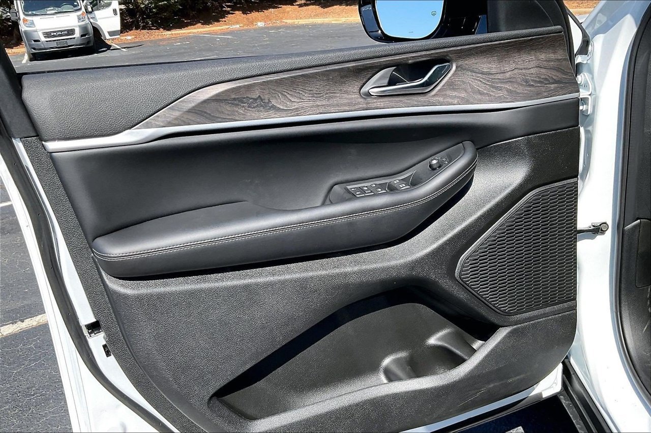 New 2027 Jeep Grand Cherokee Altitude RWD image 26