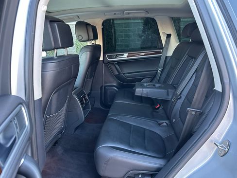 Used 2016 Volkswagen Touareg Sport image 26