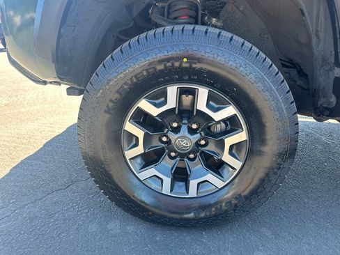 Used 2021 Toyota Tacoma TRD Off-Road w/ TRD Premium Off Road Package AWD/4WD image 12
