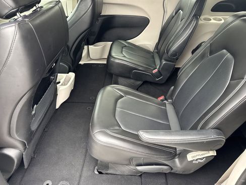 Used 2023 Chrysler Pacifica Touring-L image 19