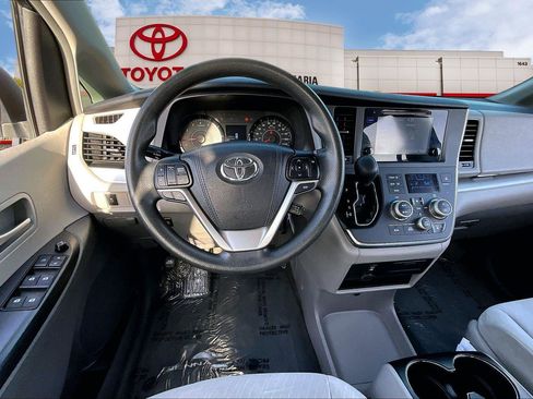Used 2017 Toyota Sienna LE image 5