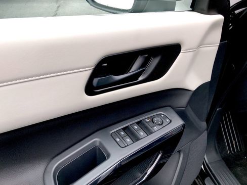 New 2025 Nissan Pathfinder SV image 22