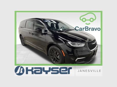 Used 2025 Chrysler Pacifica Select