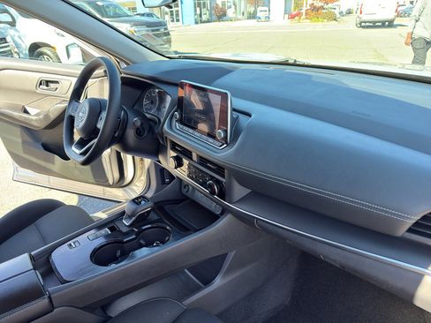Used 2024 Nissan Rogue S image 30