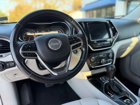Used 2019 Jeep Cherokee Limited FWD image 4