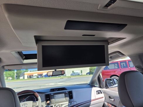 Used 2014 Toyota Sienna Limited w/ Limited Premium Package FWD image 15