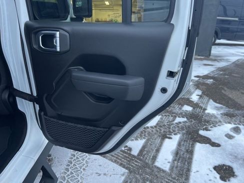 Used 2024 Jeep Gladiator Mojave w/ Technology Group image 26