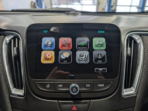 Used 2018 Chevrolet Malibu LT image 16