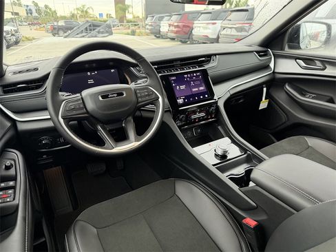 New 2025 Jeep Grand Cherokee Altitude image 11