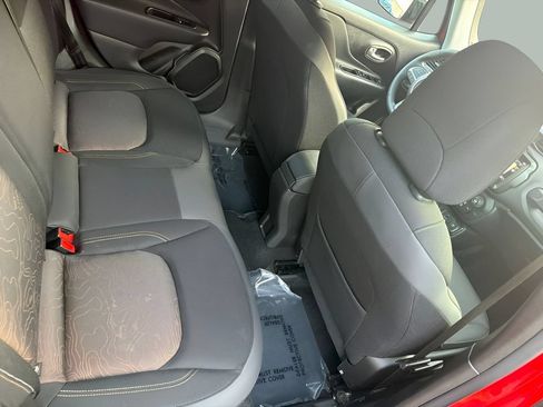 Used 2023 Jeep Renegade Latitude AWD/4WD image 10