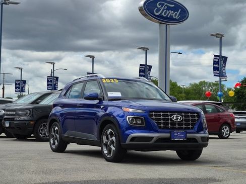 Used 2025 Hyundai Venue SEL FWD image 2