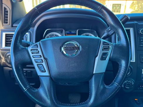 Used 2019 Nissan Titan SV w/ SV Convenience Package image 16