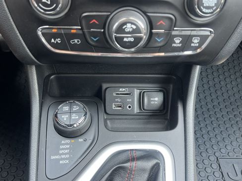 Used 2014 Jeep Cherokee Trailhawk w/ Comfort/Convenience Group AWD/4WD image 10