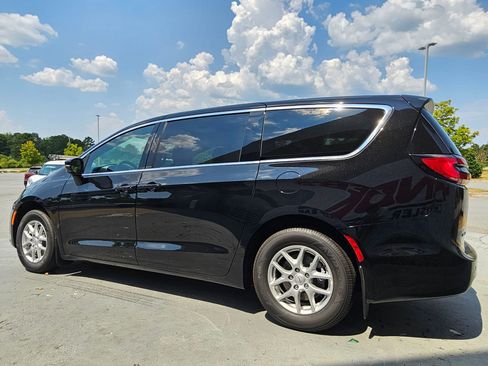 New 2026 Chrysler Pacifica Select image 5