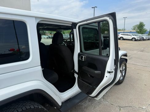 Used 2018 Jeep Wrangler Unlimited Sahara w/ Uconnect 4C Nav & Sound Group AWD/4WD image 22