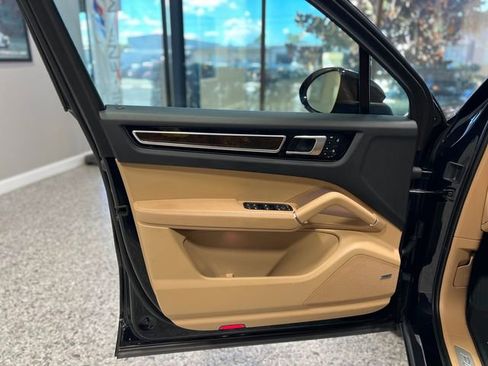 Used 2023 Porsche Cayenne Platinum Edition image 15