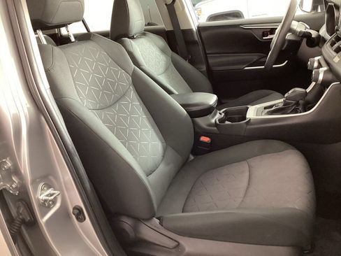 Used 2020 Toyota RAV4 XLE AWD/4WD image 18