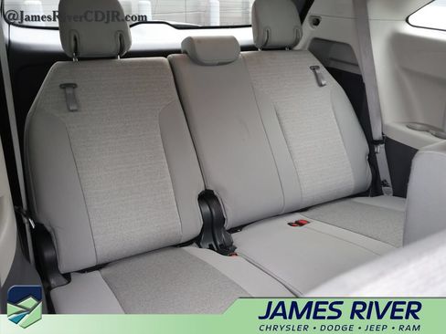 Used 2024 Toyota Sienna LE FWD image 12
