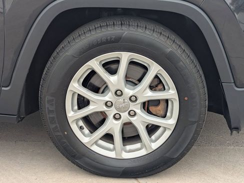 Used 2016 Jeep Cherokee Latitude FWD image 7