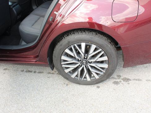 Used 2024 Nissan Altima 2.5 SV FWD image 14