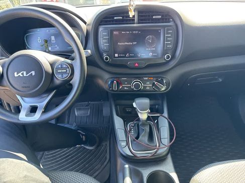 Used 2023 Kia Soul LX w/ LX Technology Package image 12