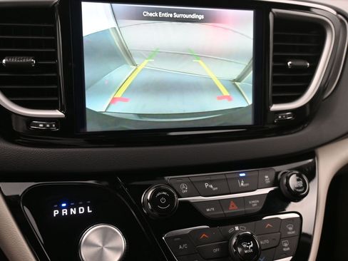 Used 2024 Chrysler Pacifica Touring-L FWD image 15