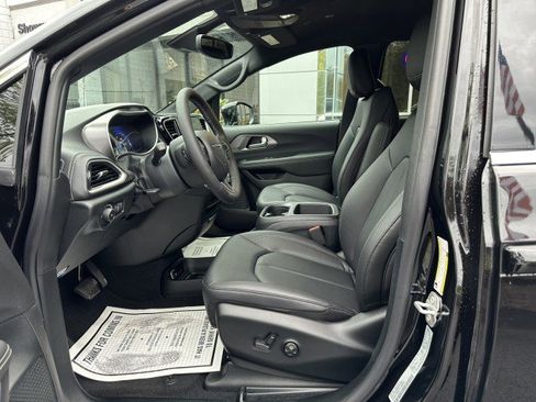 New 2026 Chrysler Pacifica Select image 2