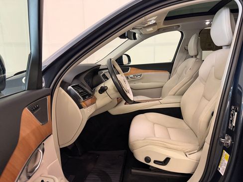 Used 2022 Volvo XC90 T5 Momentum w/ Advanced Package AWD/4WD image 5