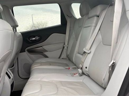 Used 2019 Jeep Cherokee Limited FWD image 29