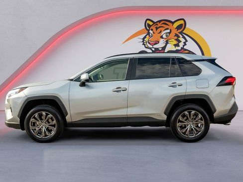 Used 2022 Toyota RAV4 XLE Premium AWD/4WD image 9