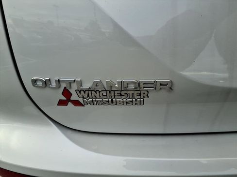 New 2025 Mitsubishi Outlander SE image 9