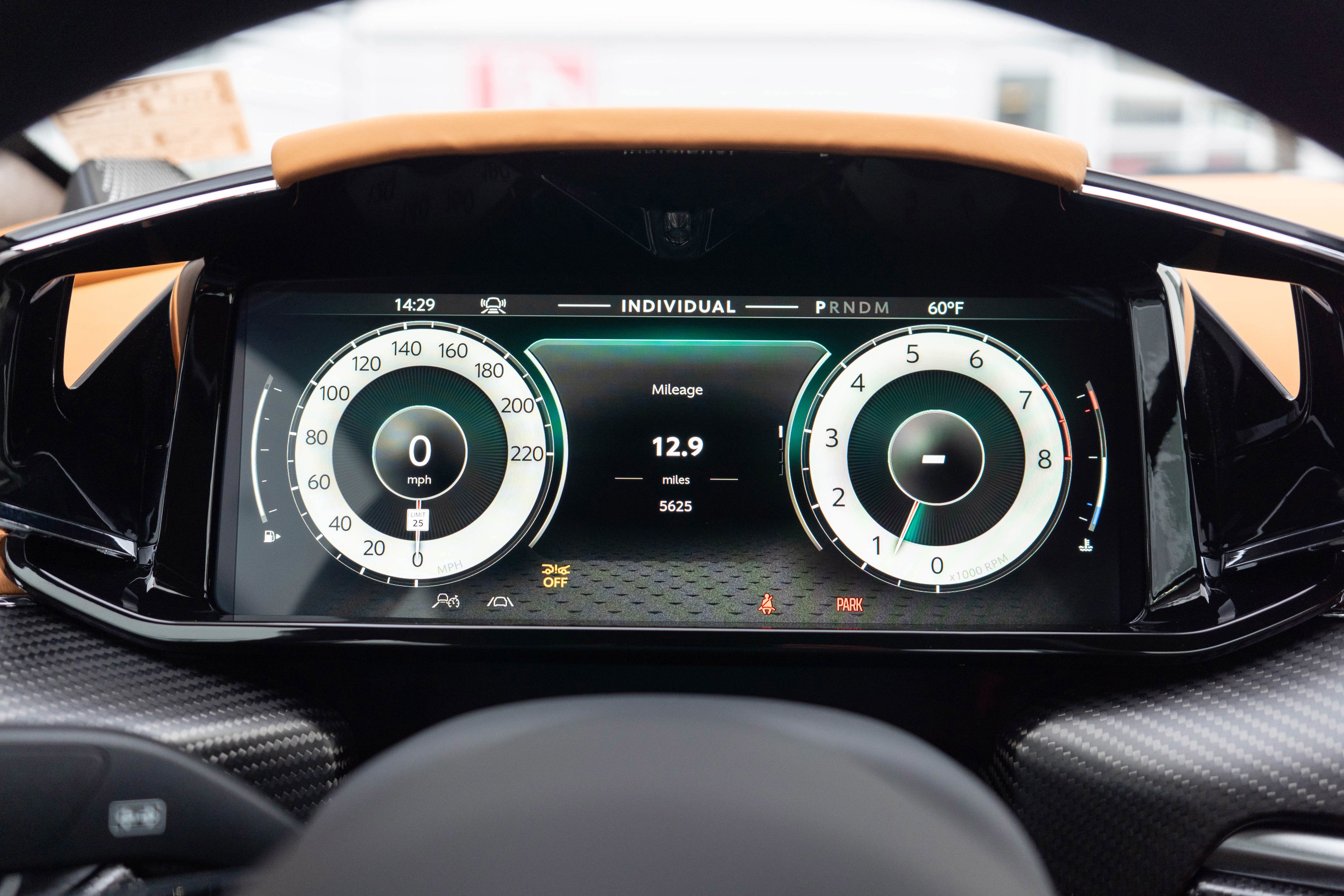 Used 2025 Aston Martin V8 Vantage Coupe RWD image 5