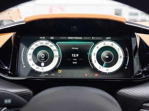 Used 2025 Aston Martin V8 Vantage Coupe image 5