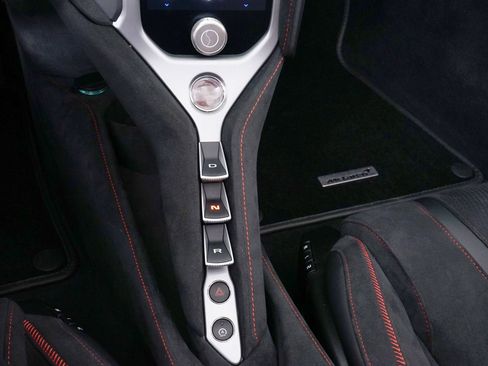 Used 2024 McLaren 750S Spider RWD image 28
