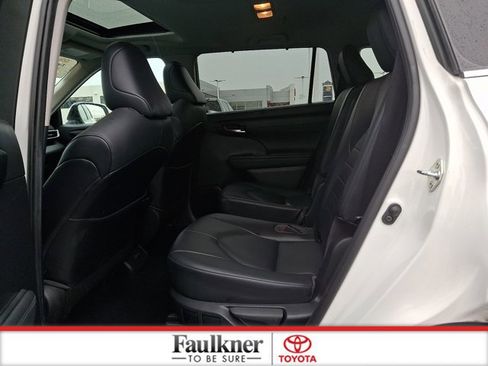 Certified 2021 Toyota Highlander XLE AWD/4WD image 10