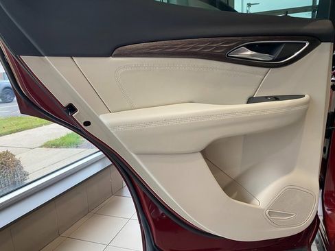 Used 2021 Buick Envision Avenir w/ Technology Package II image 9